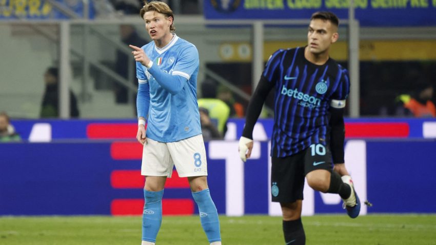 Θέαμα στο Μιλάνο: VAR, πέναλτι, κόκκινη κάρτα και δύο «χτυπήματα» του ΜακΤόμινεϊ