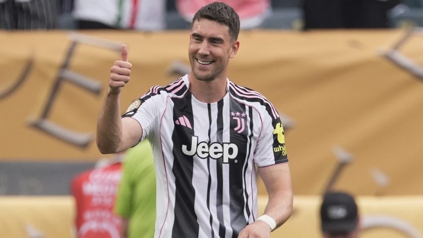 Ο Βλάχοβιτς επέστρεψε με χαμόγελο και είναι ανοιχτός σε διαπραγματεύσεις με τη Γιουβέντους