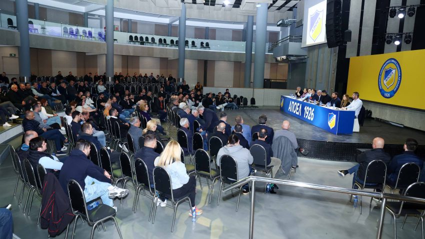 ΑΠΟΕΛ: Αποχώρηση Ζιβανάρη, χρέος 43.8 εκ. ευρώ και ένταση στο τέλος
