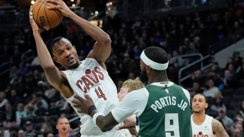 Μόμπλεϊ και Χάρντεν «καθάρισαν» τους Μπακς χωρίς Αντετοκούνμπο