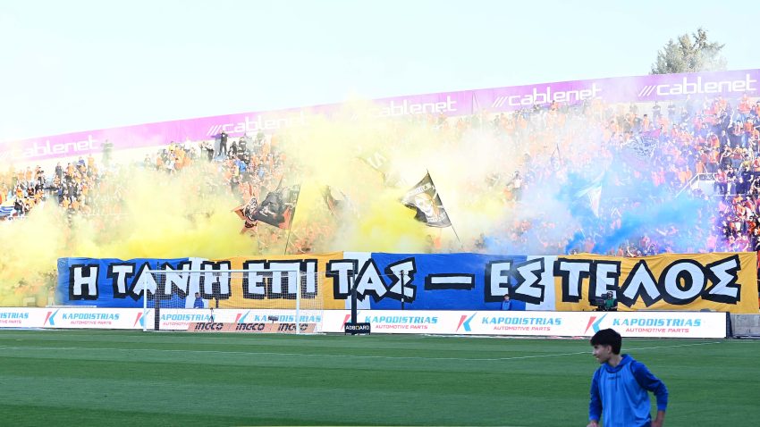 Τρομερή ατμόσφαιρα απ' τους πορτοκαλί στην είσοδο των δύο ομάδων!