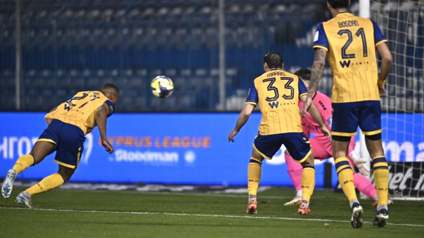 Ο Σάβο την οδήγησε στο τρίποντο