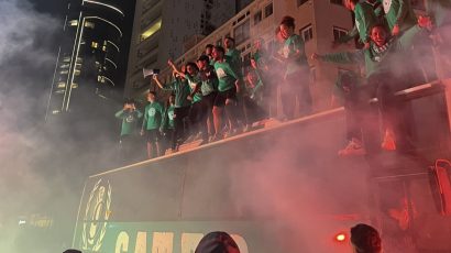 Έκανε τη νύχτα μέρα η Θύρα 9 - Πανηγύρια παικτών με πούρους και καπνογόνα (videos)