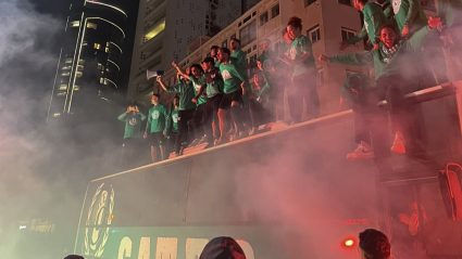 Έκανε τη νύχτα μέρα η Θύρα 9 - Πανηγύρια παικτών με πούρους και καπνογόνα (videos)