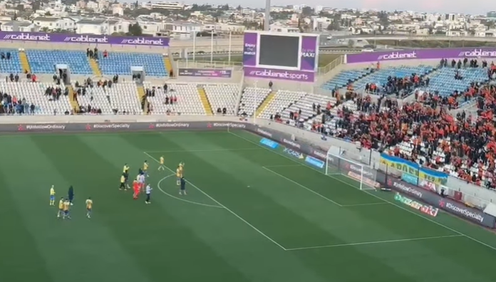 Αποθέωσαν τους παίκτες οι ΑΠΟΕΛίστες (vid)