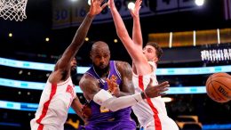 Οι Ρόκετς «έσβησαν» τους Λέικερς και έμειναν ζωντανοί στη σειρά