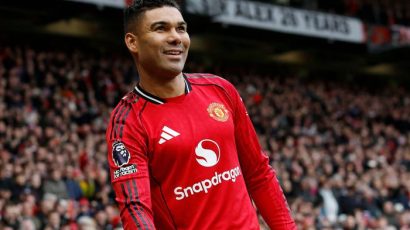 «Μείνε άλλον έναν χρόνο… Καζεμίρο»: Οι φίλοι της Γιουνάιτεντ το ζήτησαν, ο Βραζιλιάνος έκλαψε και φίλησε το σήμα!