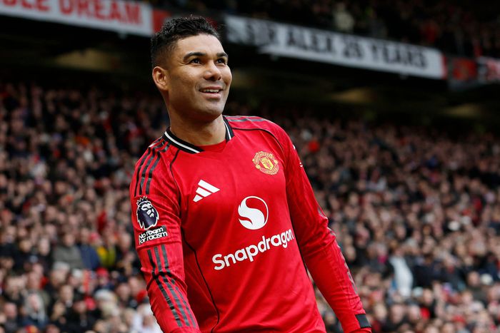 «Μείνε άλλον έναν χρόνο… Καζεμίρο»: Οι φίλοι της Γιουνάιτεντ το ζήτησαν, ο Βραζιλιάνος έκλαψε και φίλησε το σήμα!