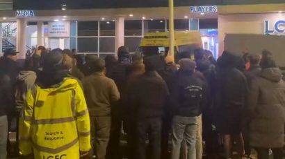 Λαϊκά δικαστήρια έξω από το γήπεδο της Λέστερ: «Παίρνει 90.000 την εβδομάδα και μας τη λέει από πάνω…» (vid)