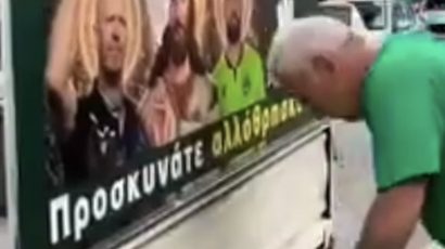 Απίστευτο βίντεο με Ομονοιάτη: Προσκυνά φορτηγό που έχει ως «εικόνα αγιοποιημένους» τους Μπεργκ και Φαμπιάνο